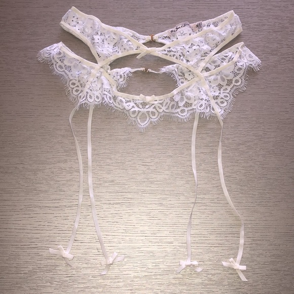 SKIVVIES by For Love & Lemons Kate Lace Garter Belt
by Nasty Gal - Picture 2 of 7